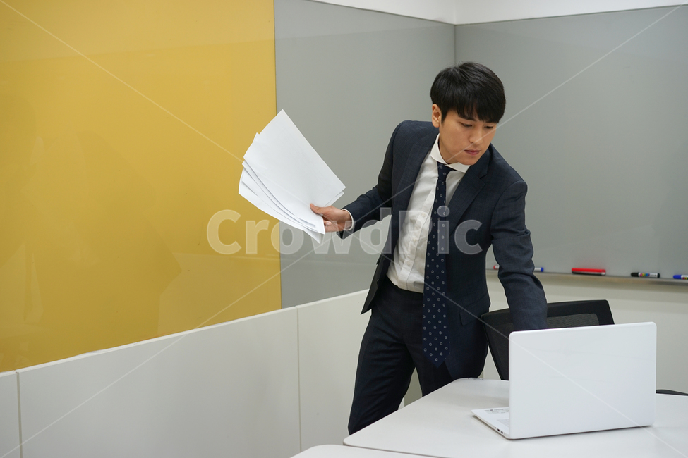 비즈니스,사업,남성,남자,양복,정장,회의실,회의,발표,업무,직장인,회사원,사무실,사람,인물,인간,human,person,남성,남자,man,male,산업,industry,industrial,비즈니스,사업,business,service,work