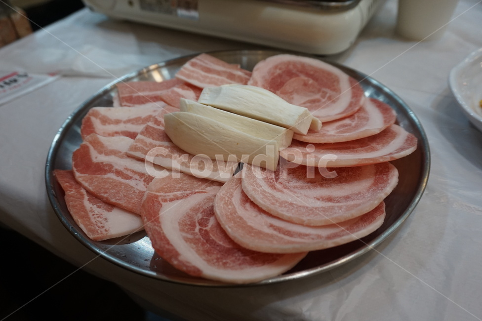 돼지고기,냉동삼겹살,냉삼,꽃삼겹,음식점,삼겹살,꽃삼겹살,회식,저녁,한식,버섯,슬라이스,햄,ham,pork,food,음식,식재료,요리,food,cook,meal,dishes,food reserves,육류,고기,meat