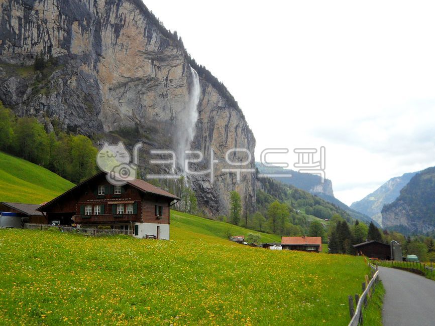 스위스,라우터브루넨,오두막,시골집,자연풍경,들꽃,산,자연,집,언덕,옥외,산맥,들,시골,골짜기,록,하늘,목초지,농장,잔디,산악지형,해외,세계,해외풍경,세계풍경,세계자연풍경,해외자연풍경,switzerland,lauterbrunnen,hut,cottage,naturelandscape,wildflowers,mountain,grass,nature,house,hill,outdoors,mountainrange,field,countryside,valley,rock,sky,meadow,farm,lawn,mountainouslandforms,overseas