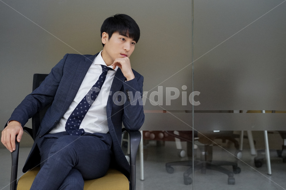 남성,남자,비즈니스,사업가,회사원,직장인,슈트,정장,양복,사무실,사람,인물,인간,human,person,남성,남자,man,male,산업,industry,industrial,비즈니스,사업,business,service,work