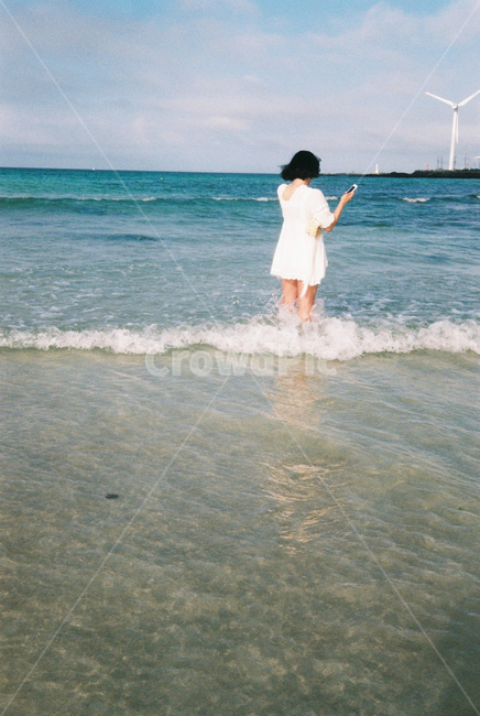 필름,바다,파도,여행,감성,emotional,인물,여자,뒷모습,해변,바다,beach,sea,제주도,jeju,jeju island,사람,인물,인간,human,person,여성,여자,woman,female,lady,여행,휴가,traveling,vacation,trip,감성,sensible,feeling,outdoors,옥외,water,물,nature,자연,ocean,대양,shoreline,해안선,coast,연안,바닷가