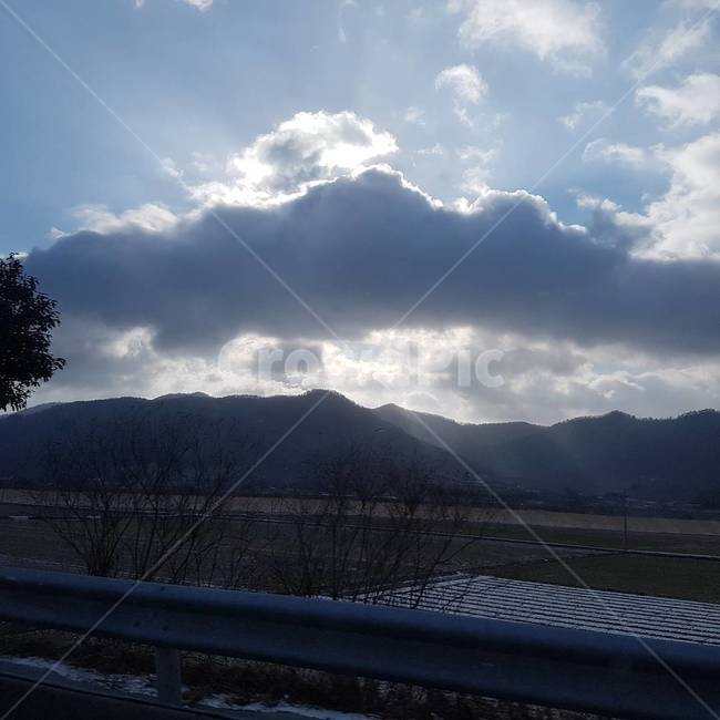 해질녘,후광,고속도로,가드레일,드라이브,논,밭,나무가지,도로,해,빛,히든,산,풍경,구름