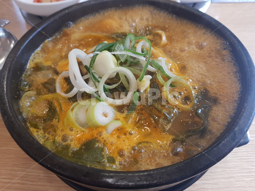 식사,해장국,뼈다귀해장국,1인분,뚝배기,감자탕