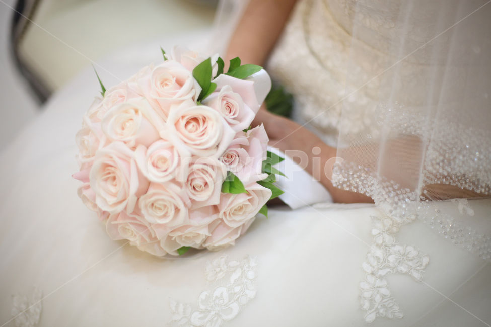 신부,부케,드레스,신부대기실,결혼,사람,인물,인간,human,person,신체일부,몸,body,여성,여자,woman,female,lady,결혼,혼례,웨딩,wedding,marriage,marry,기념일,축하,anniversary,congratulation,celebrate,celebration