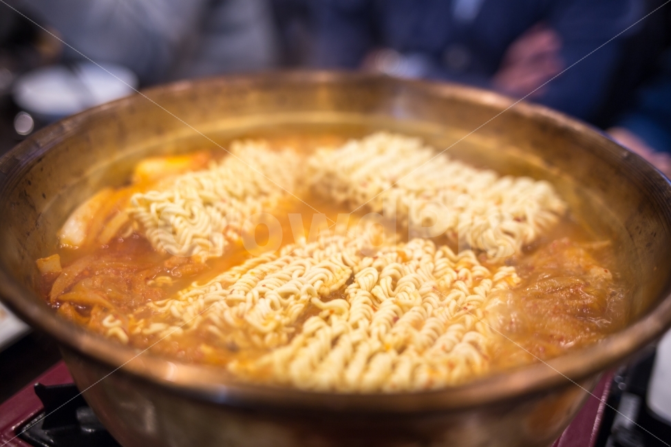 김치찌개,양은냄비,면요리,라면사리,한국음식,음식,식재료,요리,food,cook,meal,dishes,food reserves,면류,면요리,noodles,한식,한국음식,한국요리,korean food,korean dishes,korean meal,korean cook