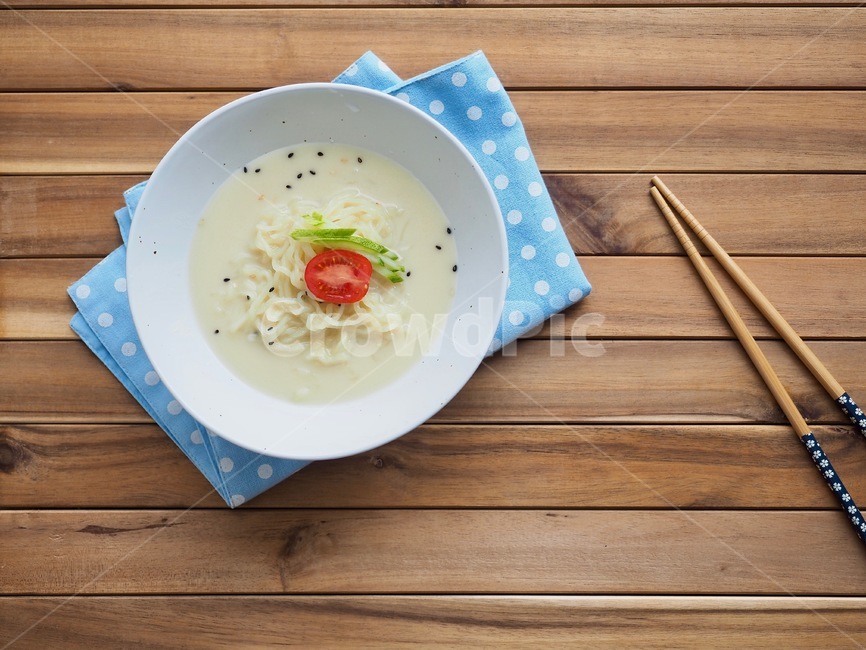 콩국수,여름음식,국수,누들,냉콩국수,한국음식,식품,한식,한국문화,음식,한국,배경,음식문화,웰빙,문화,아시아,아시아음식,접시,전통,젓가락,오이,방울토마토,여름,계절,summer,season,음식,식재료,요리,food,cook,meal,dishes,food reserves,면류,면요리,noodles,한식,한국음식,한국요리,korean food,korean dishes,korean meal,korean cook,bowl,사발,dish,식사