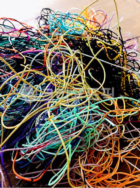 실타래,실뭉치,컬러풀,엉킨실,실엉킴,tangled,string,지저분한실,실,공예,재료,실재료,redstring,빨간실,끈목,인견사,rayon,rayonstring,koreacraft