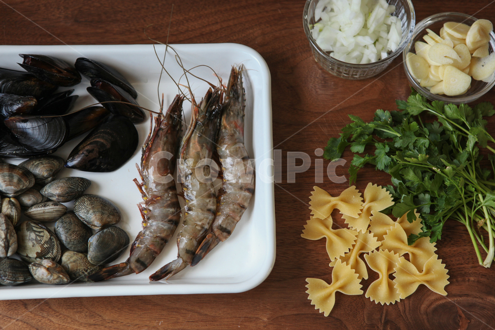 식재료,식자재,새우,홍합,조개,바지락,마늘,파스타,도마,요리과정,요리,음식,식재료,요리,food,cook,meal,dishes,food reserves,수산물,해산물,fishery products,seafood