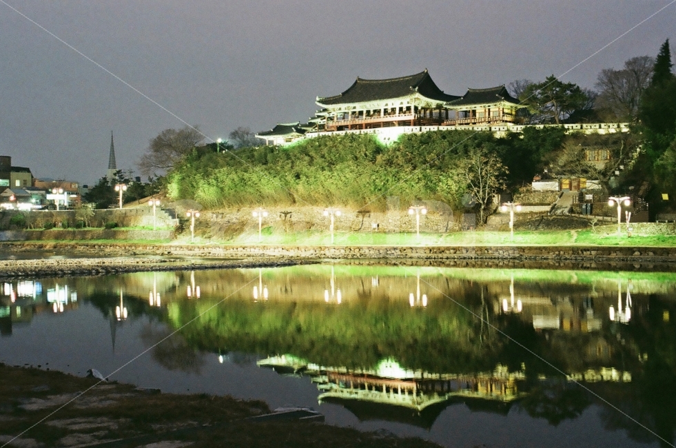 영남루,영남루야경,야경,밀양영남루,밀양영남루야경,필름사진,야경,밤,풍경,nightscape,night,landscape,랜드마크,landmark,tourist attraction,한국전통,한국문화,korean traditional,korean culture,water,물,nature,자연,outdoors,옥외,architecture,건축물,building,건물