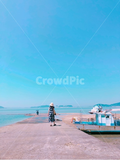 바다,해안가,여름,산책,바닷가,대부도,해변,휴식,휴가,방학,하늘,평화로운,편안한,힐링,치유,여유,여행,여행지,자연풍경,계절,사람,인물,인간,여성,여자,원피스,까만원피스,모자,챙넓은모자,파란,푸른,맑은,sea,coast,summer,walk,beach,break,vacation,sky,peaceful,comfortable,healing,leisure,travel,naturalscenery,season,person,woman,onepiece,blackdress,hat,widehat,blue,clear,뒷모습,여름,계절,summer,season,사람,인물,인간,human,person,여성,여자,woman,female,lady,여행,휴가,traveling,vacation,trip,transportation,교통,vehicle,차량,boat,보트,water,물,watercraft,선박
