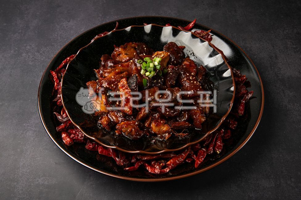 족발,돼지족발,음식,식사,메뉴,탑뷰,단백질,접시,클로즈업,돼지고기,매운족발,요리,불족발,매운고추,고추