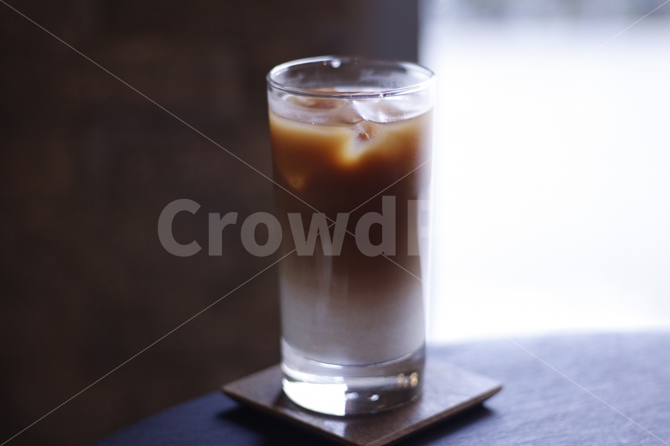 커피,라떼,카페,음료,아이스,아이스커피,얼음,글라스,테이블,인테리어,모닝커피,커피,카페,coffee,cafe,감성,sensible,feeling