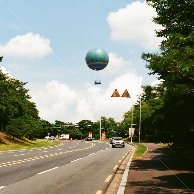 경주,보문,열기구,하늘,구름,관광,관광지,레저,leisure,도로,road,표지판,아스팔트,자동차,교통,교통수단,traffic,자연,풍경,nature,landscape,감성,감성사진,빈티지,아날로그,필름,필름사진,필름카메라,film,filmcamera,sensible,feeling,car,vehicle,차량,transportation