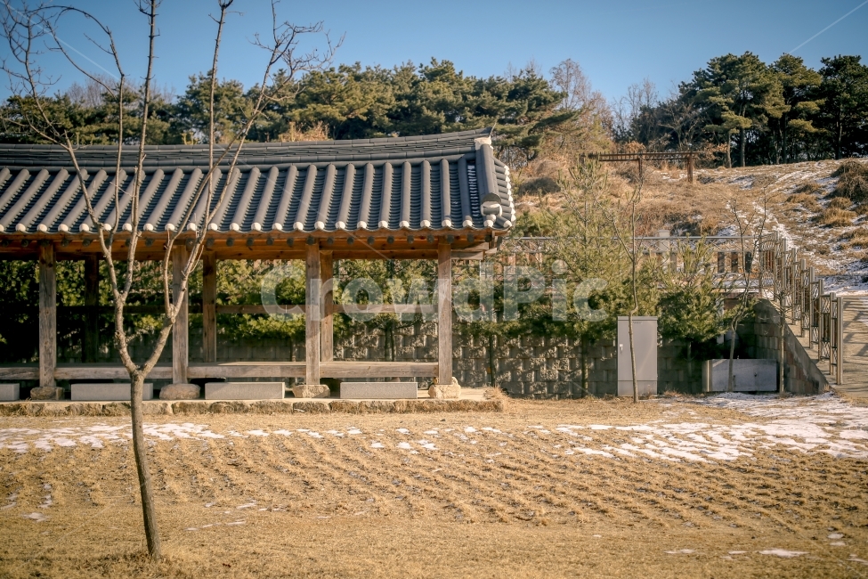 건축,초가집,산,잔디,쉼터,한국전통,한국문화,korean traditional,korean culture,건축물,건물외관,exterior,building,structure,architecture,construction