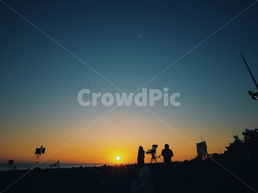 일출,역광,사람,햇빛,바다,자연,풍경,nature,landscape,outdoors,옥외,silhouette,실루엣,dawn,새벽,red sky,붉은 하늘,sunset,일몰,sky,하늘,dusk,황혼