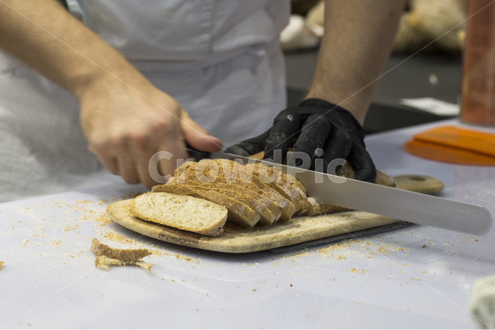 빵,제빵,칼,도마,사람,손,장갑,제빵사,빵,bread