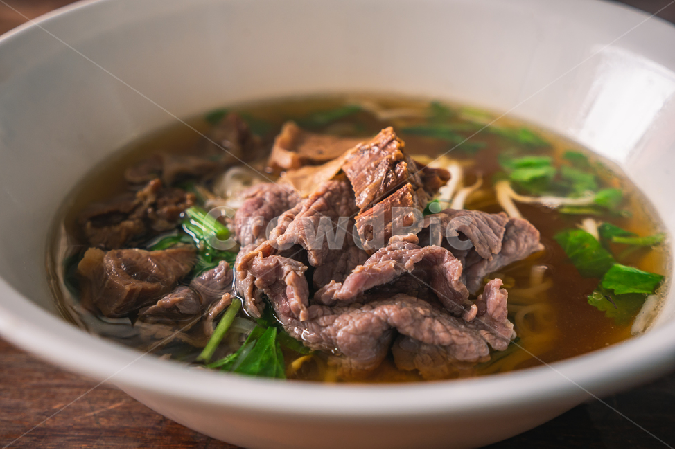 소고기,국수,쌀국수,소고기쌀국수,태국요리,요리,음식,food,ricenoodles,noodles,beef,나무테이블,소,국물,따끈한,맛있는,맛집,음식사진,음식,식재료,요리,food,cook,meal,dishes,food reserves,면류,면요리,noodles