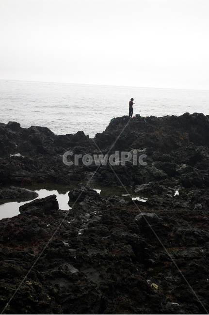 제주,바위,현무암,바다,해안,제주도,jeju,jeju island,사람,인물,인간,human,person,남성,남자,man,male,nature,자연,outdoors,옥외,land,땅,water,물,shoreline,해안선,sea,ocean,대양,coast,연안,peninsula,반도