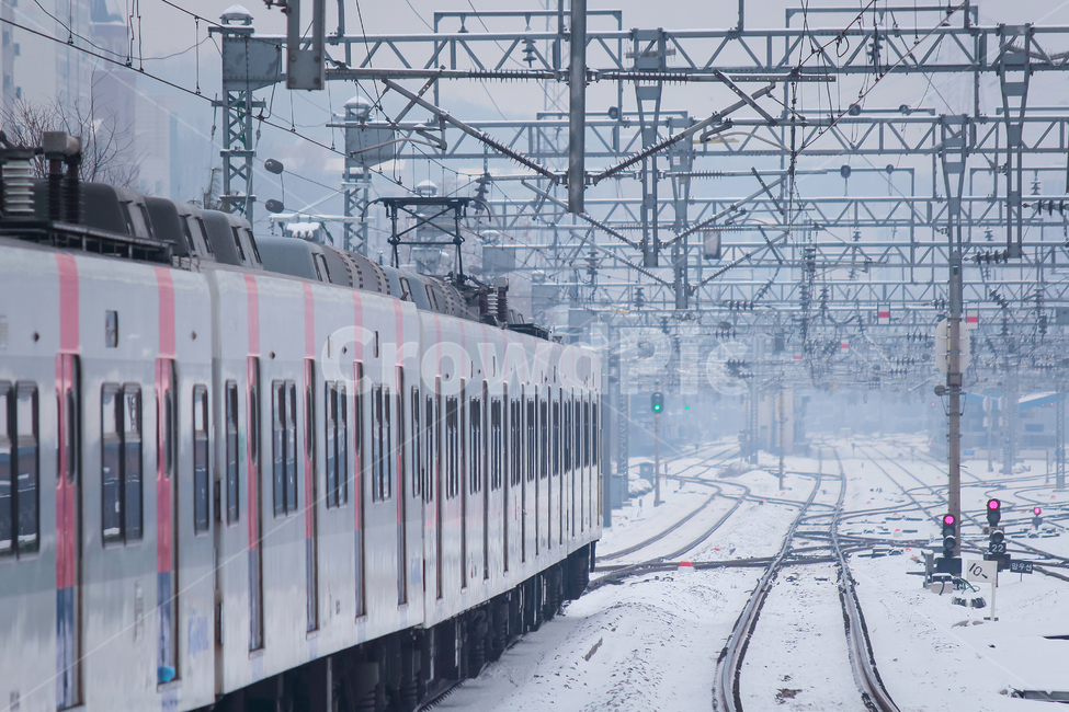 traintrack,기찻길,레일,철도,교통,차량,기차,겨울,눈,지하철,기차역,winter,snow,railroad,train,railway,transportation,transport,travel,rail,station,track,locomotive,city,urban,road,steel,platform,passenger,speed,traffic,vehicle,public,line,transit,way,industry,metal,subway,modern,wagon,tourism,iron,business,technology,vintage,industrial,metro,background,trip,landscape,철,여행,겨울,계절,winter,season,교통,교통수단,traffic,transportation