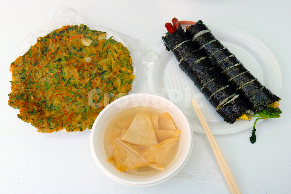 분식,김밥,어묵,부침개,찌짐,김밥천국,세트,메뉴,국물,나무젓가락,접시,일회용