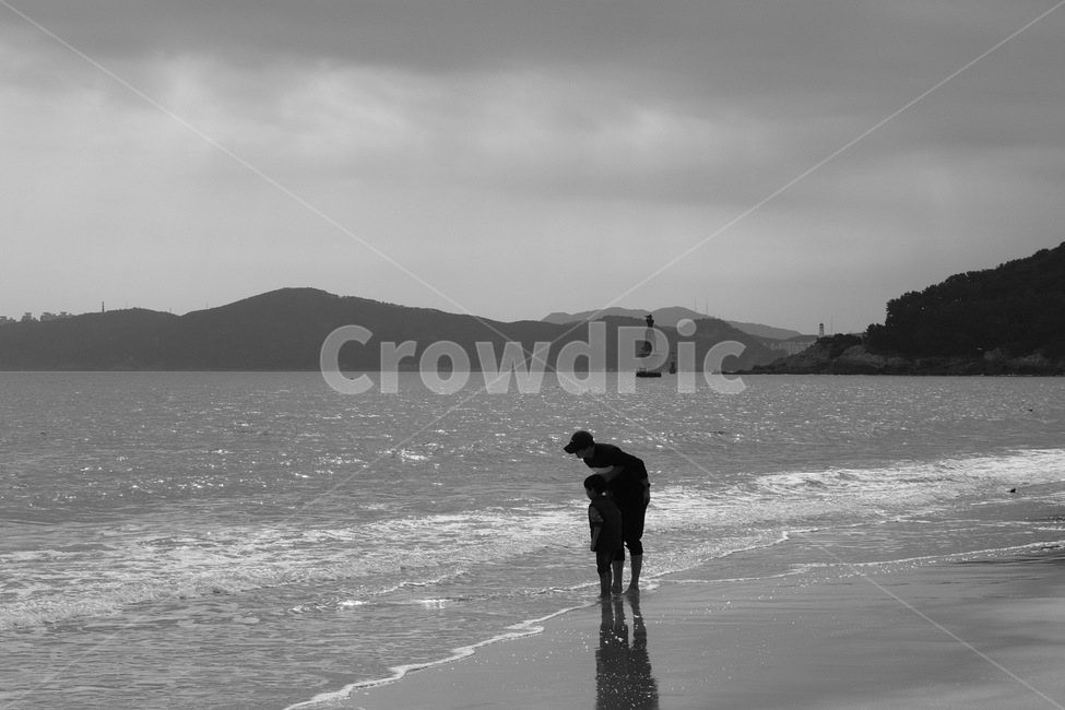 바다,해운대,육아,흑백,가족,해변,바다,beach,sea,사람,인물,인간,human,person,가족,패밀리,family,어린이,어린아이,child,children,kid,여행,휴가,traveling,vacation,trip,흑백,모노톤,monochrome,black and white