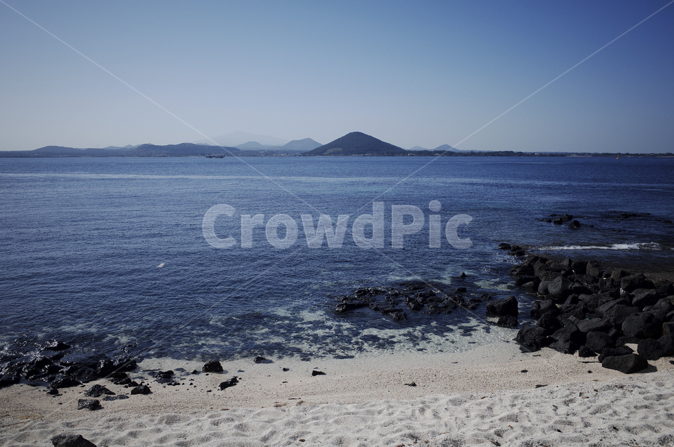 바다,해변,하늘,sea,beach,ocean,sky,blue,푸른하늘,푸른바다,파란바다,파란하늘,푸른,파란,물,water,곶,shoreline,해안선,nature,자연,돌,자갈,sand,모래,stone