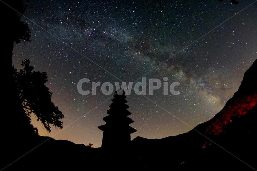 은하수,상오리7층석탑,문화재,고려시대,속리산,별,밤하늘,야경,밤,풍경,nightscape,night,landscape,한국전통,한국문화,korean traditional,korean culture,조각상,동상,석상,조형물,statue,bronze statue,stone statue,실루엣,그림자,silhouette,shadow