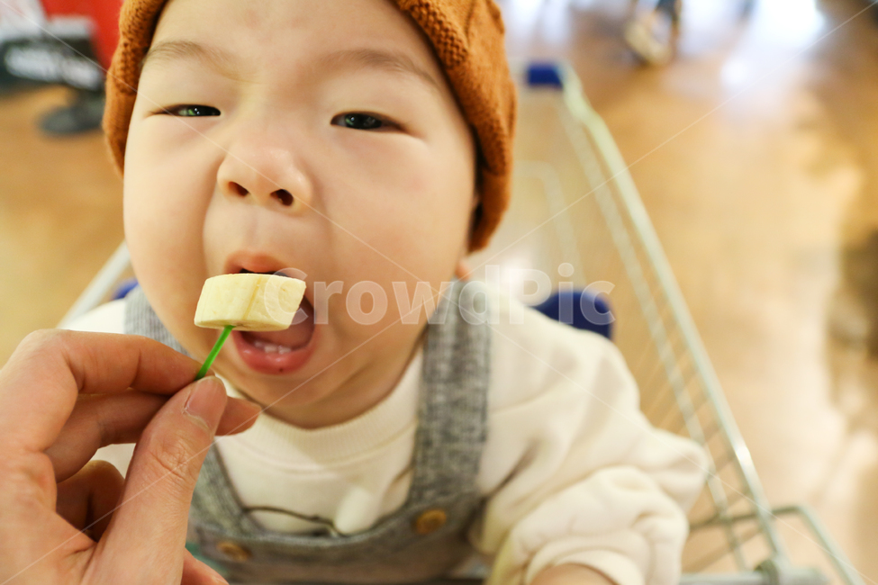아기,남자아이,바나나,표정,시식,쇼핑,라이프스타일,얼굴,귀여운,개구장이,과일,대형마트,마트,슈퍼마켓,배고픈,아이,남자아기,육아,가족,모델,인물,쇼핑카트,카트,장보기,먹는,꼬마,유아,작은,사랑스러운,어린,사람,인물,인간,human,person,얼굴표정,facial expression,face,어린이,어린아이,child,children,kid,감정표현,기분,feeling,emotion