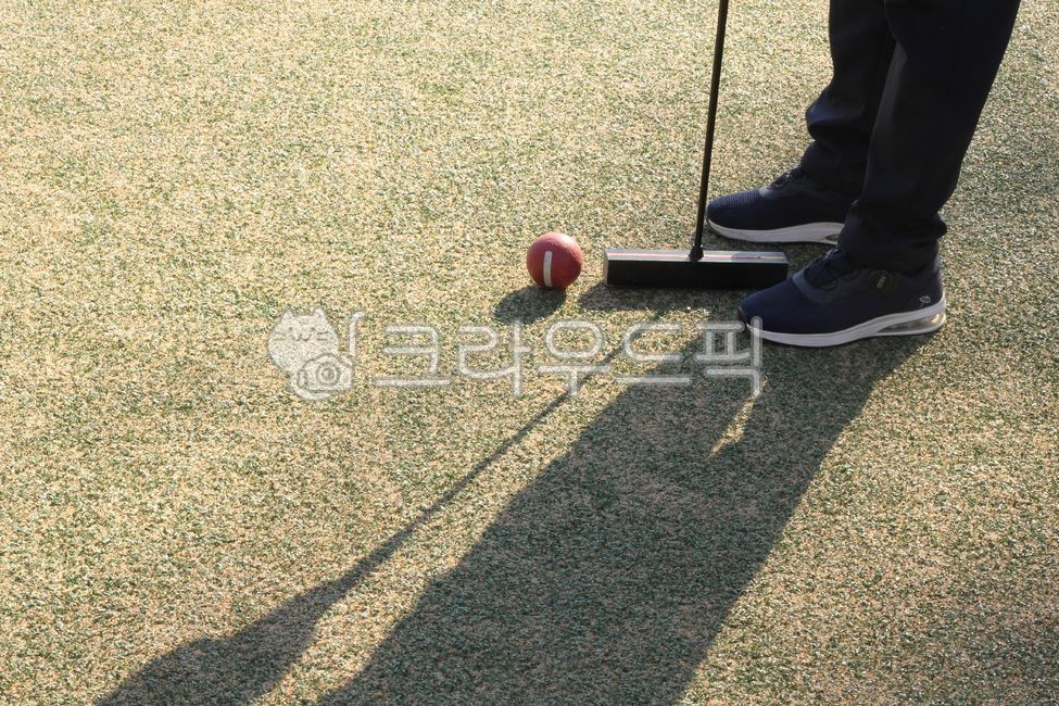 footwear,work out,gate ball,shadow,cheek,gateball,Playground,ball,light,Gateball court,floor