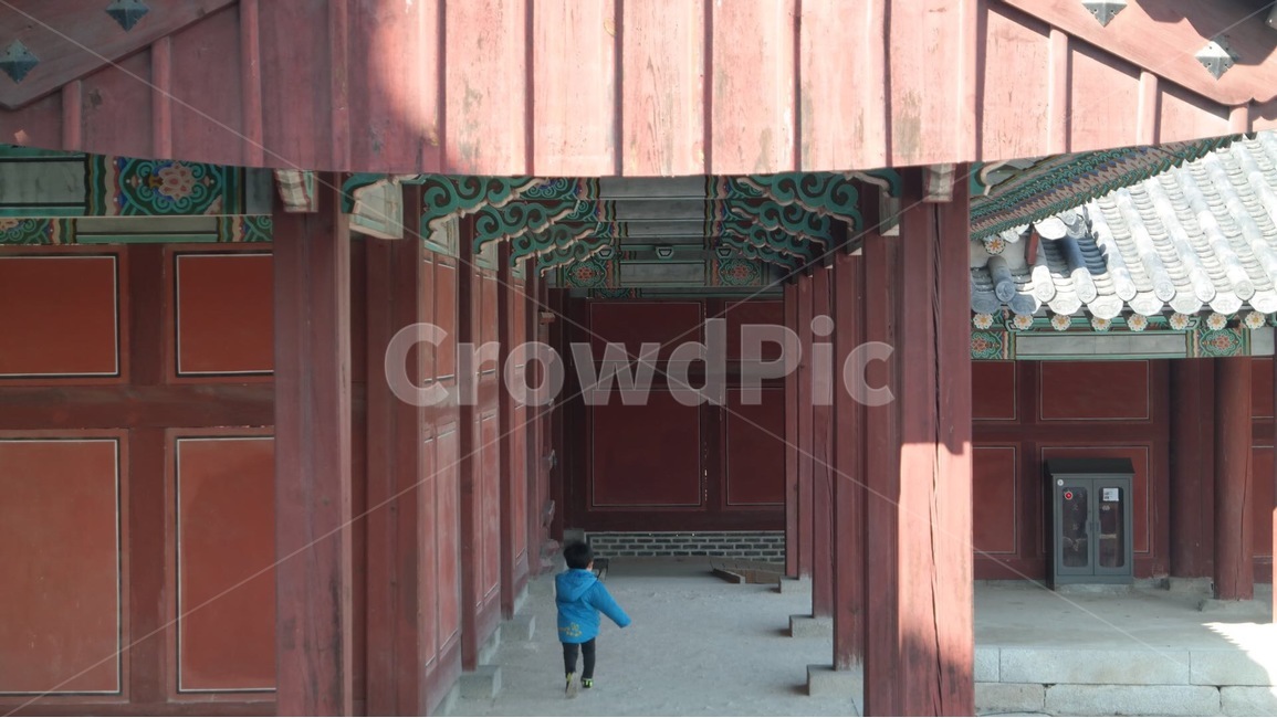 경희궁,궁궐,서울,gyeonghuigung,풍경,gyeonghuigungpalace,조선,건물,건축물,colorful,palace,city,seoul,korea,landscape,landmark,랜드마크,touristattranction,한국전통,한국문화,korean traditional,korean culture,사람,인물,인간,human,person,어린이,어린아이,child,children,kid,건축물,건물외관,exterior,building,structure,architecture,construction