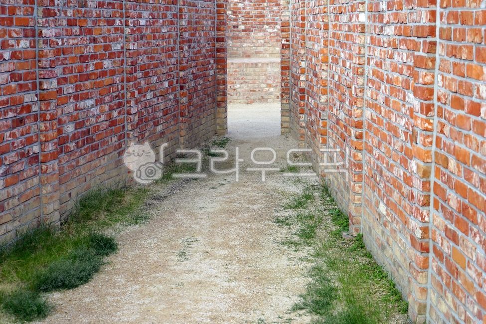 inmate exercise facility,Japanese colonial period,road,Brick,red brick,grass,partition wall,fence,wall,Seodaemun Prison