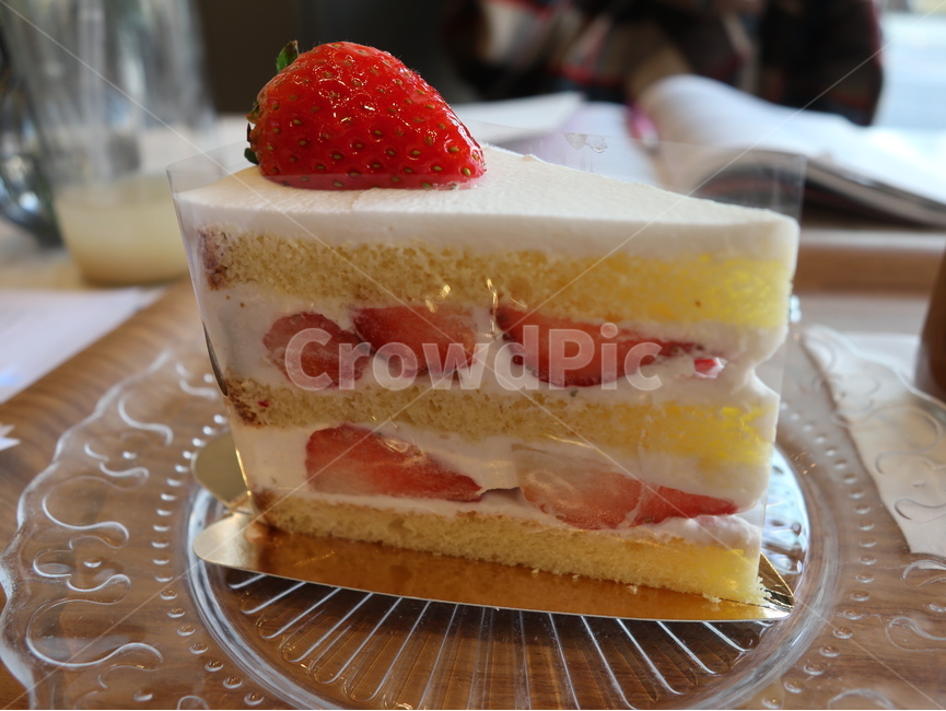 케이크,cake,딸기케이크,딸기생크림케이크,생크림,딸기생크림,strawberry,strawberrycake,cream,cafe,까페,음식,식재료,요리,food,cook,meal,dishes,food reserves,디저트,간식,후식,dessert,snack