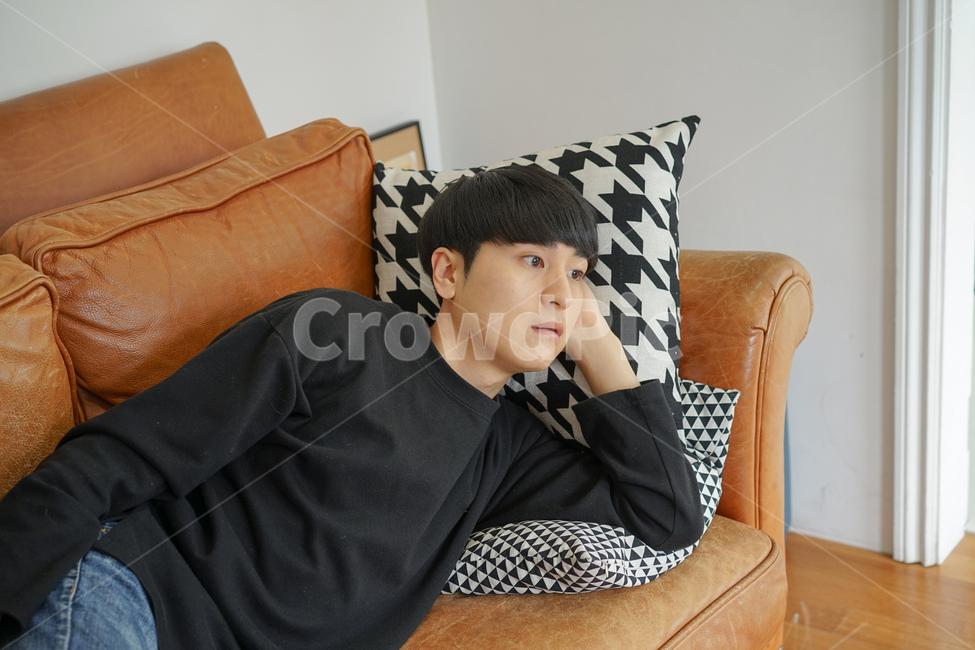 쇼파,소파,휴식,남성,남자,거실,휴일,sofa,실내,쿠션,rest,가구,집중,놀람,사람,인물,인간,human,person,남성,남자,man,male