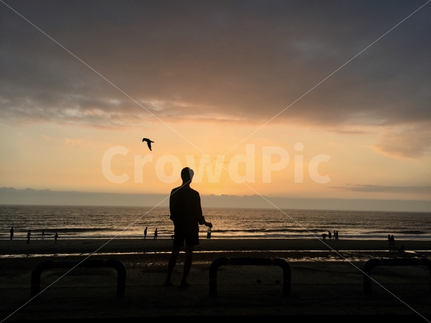 노을,바다,sunset,일출,sunrise,고독,외로움,추억,회상,파도,노을빛바다,저녁하늘,하늘,여름,계절,summer,season,자연,풍경,nature,landscape,해변,바다,beach,sea,사람,인물,인간,human,person,인물실루엣,사람실루엣,character silhouette,human silhouette,여행,휴가,traveling,vacation,trip,고독함,외로움,쓸쓸함,우울함,슬픔,lonely,solitary,silhouette,실루엣