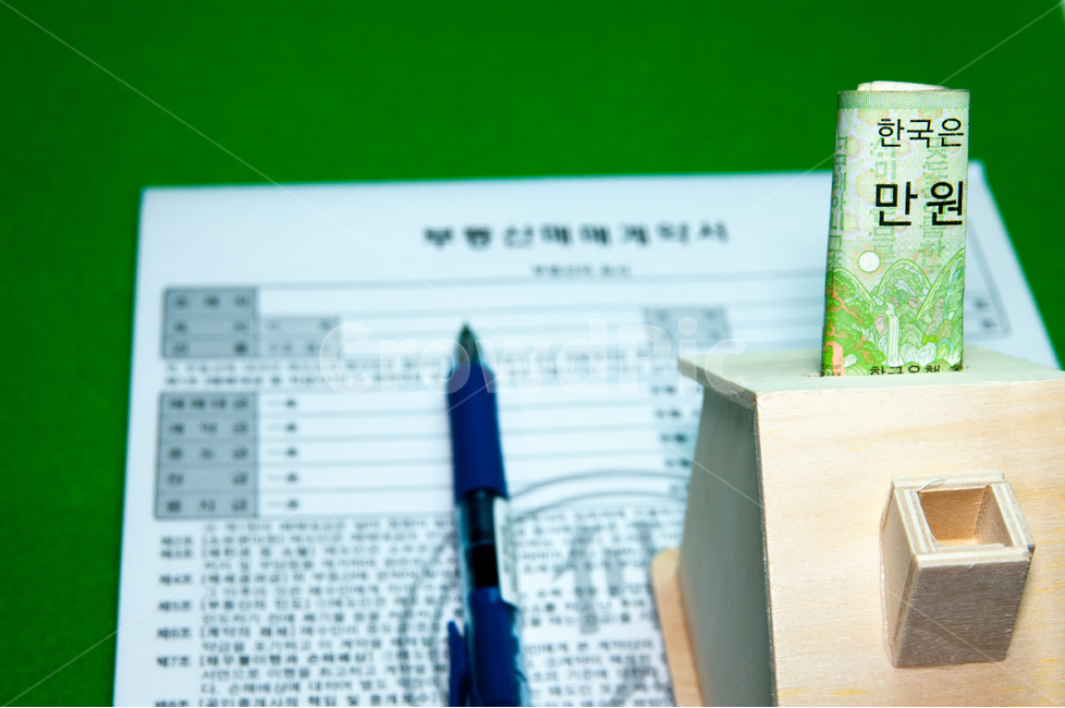 계약서,계약,서류,부동산,주택,매매,전세,임대,저축,부금,대출,하우스,푸어,차익,프리미엄,상환,작성,설정,한국돈,현금,지폐,모형주택,금융,돈,finance,banking,money,비즈니스,사업,business,service,work,연출,컨셉,콘셉,direction,concept