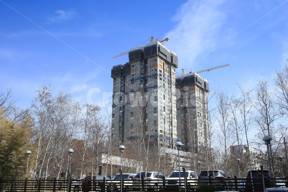 erection,sky,crane,city,tree,store,construct,parcel out,building,Street lamp,cloud,parking lot,environment,natural scenery,Construction site,safety,apartment