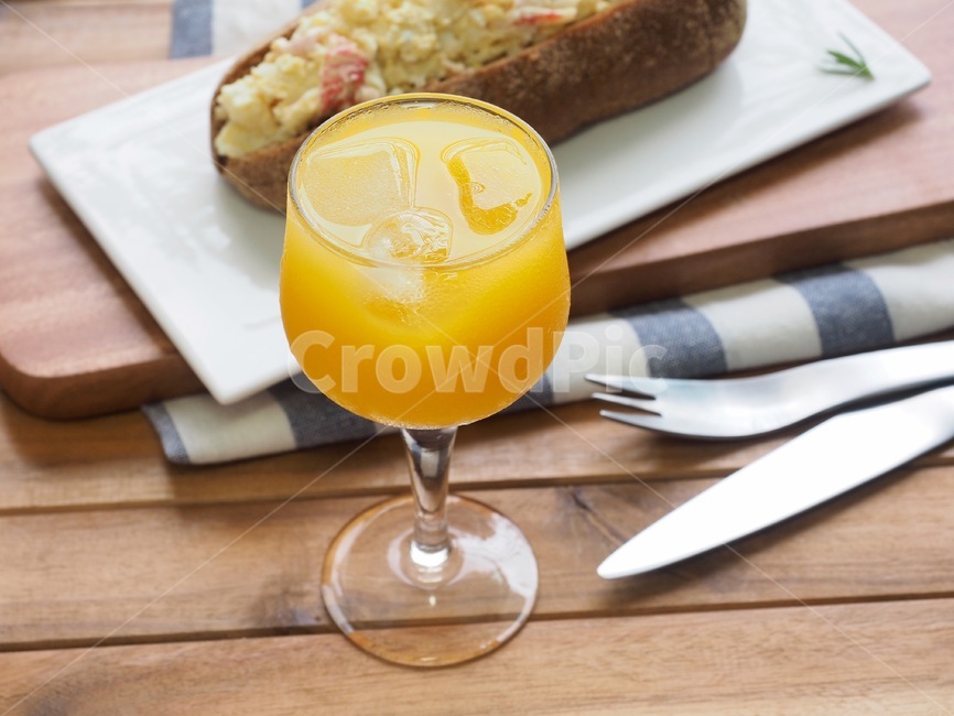 오렌지주스,주스,음료,드링크,여름음료,시원한음료,얼음,과일주스,노랑,액체,마실것,유리잔,orangejuice,juice,beverage,drink,summerdrink,colddrink,ice,fruitjuice,yellow,liquid,photography,음료수,drink,beverage