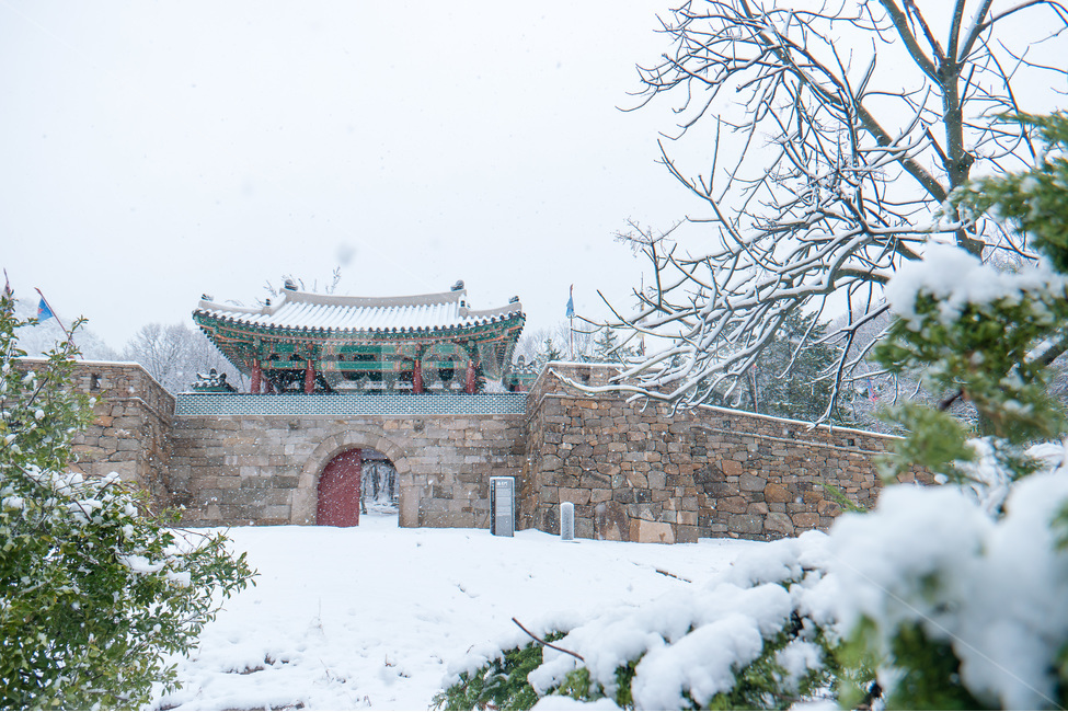 춘설,춘분,금정산,금정산성,서문,성문,금정산성서문,겨울,계절,winter,season,자연,풍경,nature,landscape,한국자연풍경,한국자연경관,korea nature landscape,한국전통,한국문화,korean traditional,korean culture,architecture,건축물,building,건물,transportation,교통,vehicle,차량,boat,보트,temple,신전