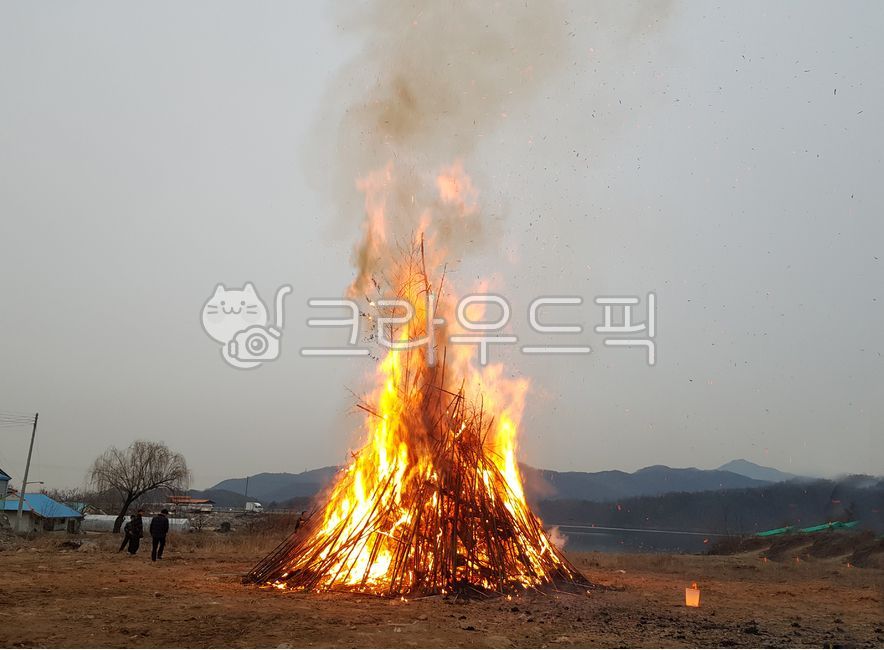 Daljip,Full moon of the first lunar month,Burning the moon house,fire,flame
