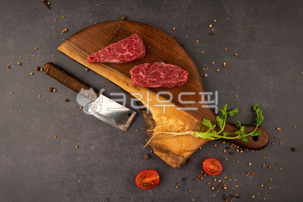 pepper,salt,butchery,raw meat,beef,cow,lump of meat,Korean beef,tomato,food,Insole,knife,meat,cutting board,special part
