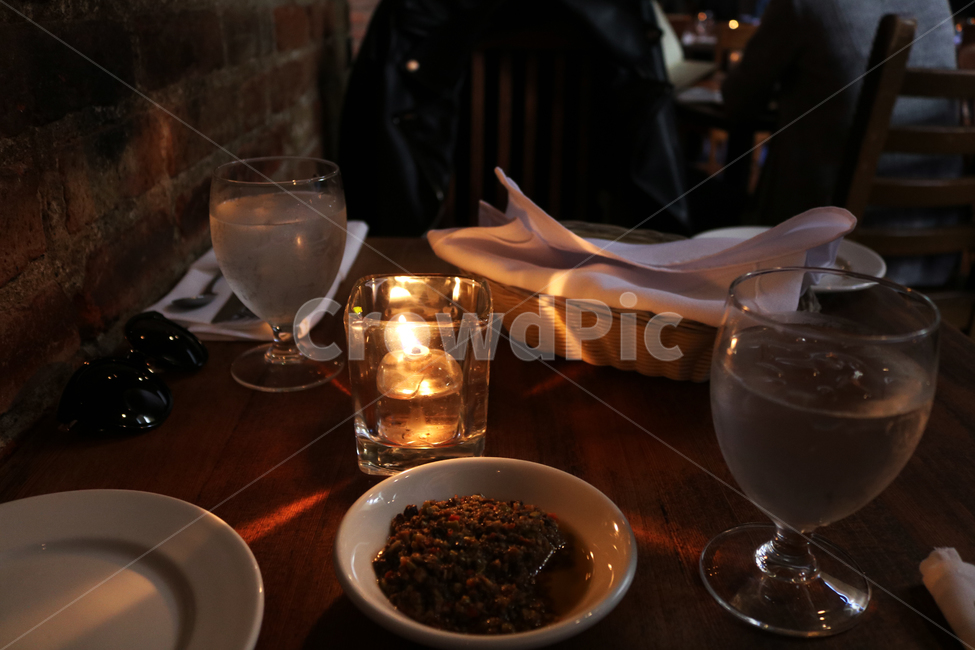 레스토랑,restaurant,dinner,pasta,파스타,식전빵,분위기있는,분위기,atmosphere,mood,어두운,어두컴컴한,촛불,양초,무거운,finedine,음식,식재료,요리,food,cook,meal,dishes,food reserves