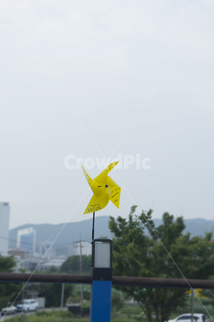 바람개비,노란색,풍경,소원,노랑,야외,사물,물건,오브젝트,thing,object,matter