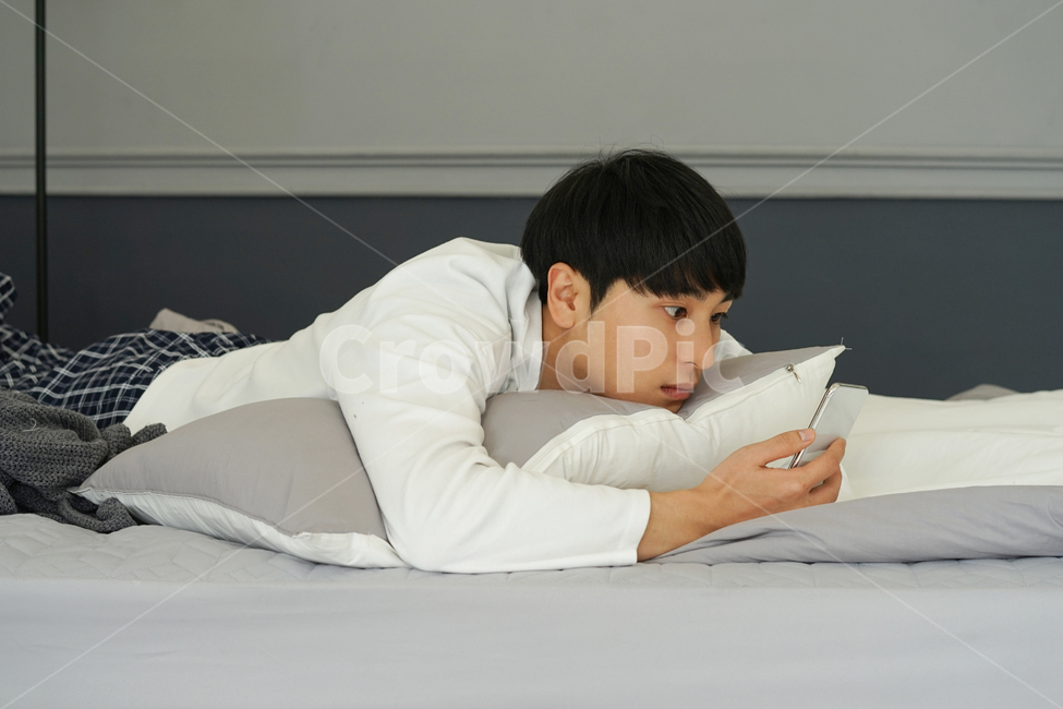 남성,남자,침대,침실,방,집,실내,휴식,휴일,핸드폰,모바일,휴대폰,집돌이,집콕,방구석,일상,사람,인물,인간,human,person,남성,남자,man,male