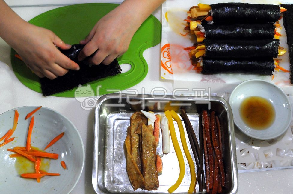 김밥,김밥재료,소풍,분식,김밥만들기,참기름,도마,김,햄,단무지,맛살,오뎅,우엉,계란,밥,감자,당근,그릇,음식,식사,food,meal,meat,carrot,bowl,white,whitebackground,ham,riceroll,gimbap,ingredients,burdock,pickledradish,egg,지단,한식,koreanfood,picnic,sesameoil,choppingboard