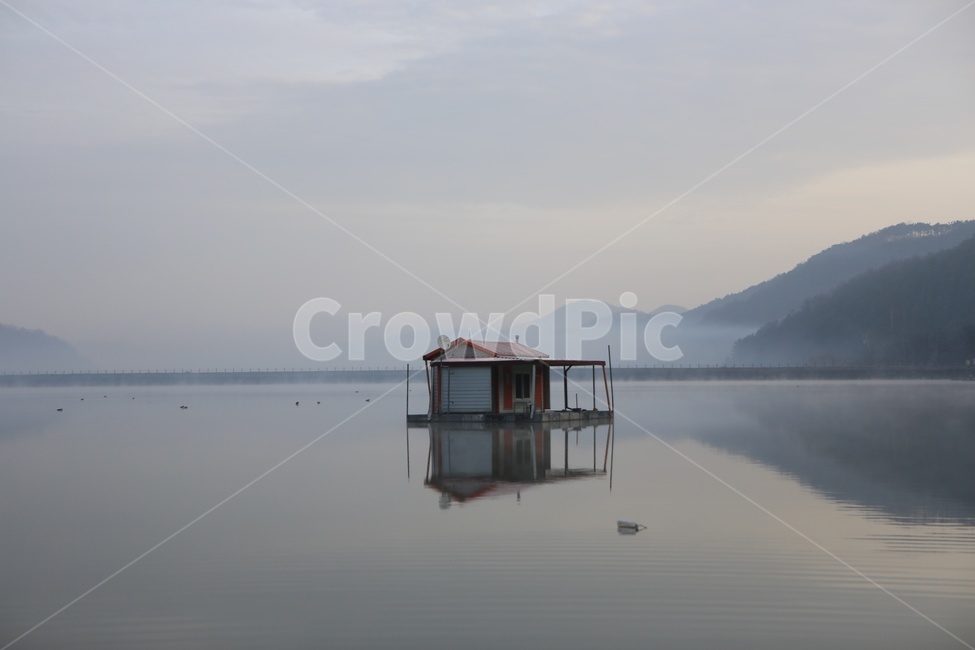 저수지,안개,새벽,물안개,괴산,문광저수지,반영,풍경,낚시터,자연,풍경,nature,landscape,한국자연풍경,한국자연경관,korea nature landscape,outdoors,옥외,building,건물,rural,농촌,shelter,피난처