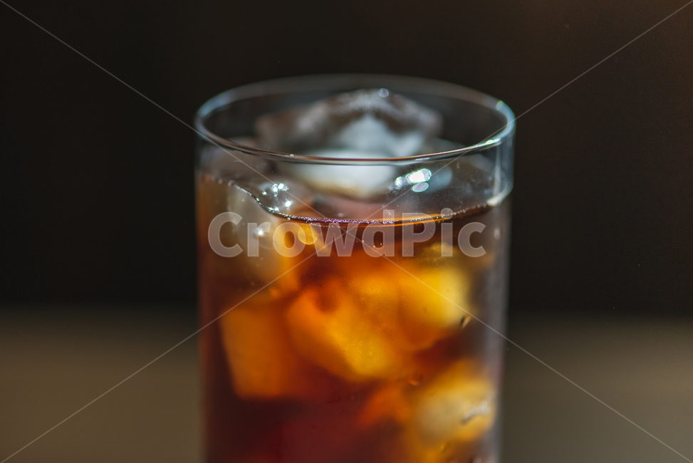 커피,아이스커피,아메리카노,블랙커피,coffee,icedcoffee,iced,americano,시원한,시원한음료,아이스아메리카노,아이스블랙커피,컵,유리컵,나무테이블,ice,아이스,커피,카페,coffee,cafe