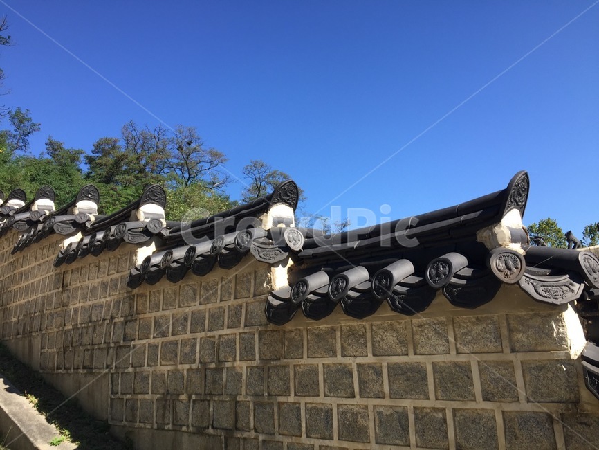 경희궁,돌담,기와,하늘,소나무,gyeonghuigungpalace,stonewall,rooftile,sky,pinetree,한국전통,한국문화,korean traditional,korean culture,건축물,건물외관,exterior,building,structure,architecture,construction