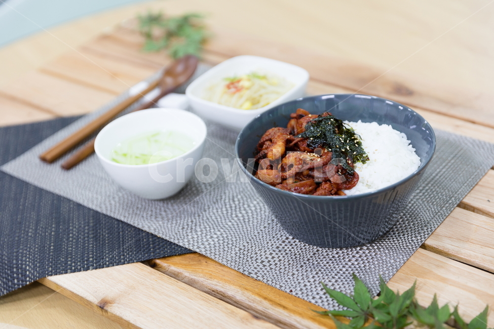 주꾸미,요리,다이어트,매운음식,식기류,건강식,조리법,그릇,테이블,식사,맛있다,먹다,별미,낙지,문어,맵다,짜다,준비,숟가락,식탁,붉다,해산물,바다요리,재료,배고프다,무침,볶음,식당,밥,볶다,젓가락,매콤하다,양념,음식,식재료,요리,food,cook,meal,dishes,food reserves,한식,한국음식,한국요리,korean food,korean dishes,korean meal,korean cook