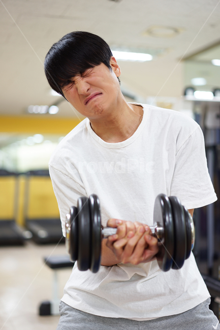 운동,남자,체조,스트레칭,체력단련,헬스,헬스장,자기관리,피트니스,몸관리,운동기구,근력운동,무산소운동,유산소운동,다이어트,아령,health,gym,dumbbell,fitness,diet,man,stretching,트레이닝,남성,사람,인물,인간,human,person,얼굴표정,facial expression,face,남성,남자,man,male,감정표현,기분,feeling,emotion,건강,헬스웨어,헬스케어,healthware,health care