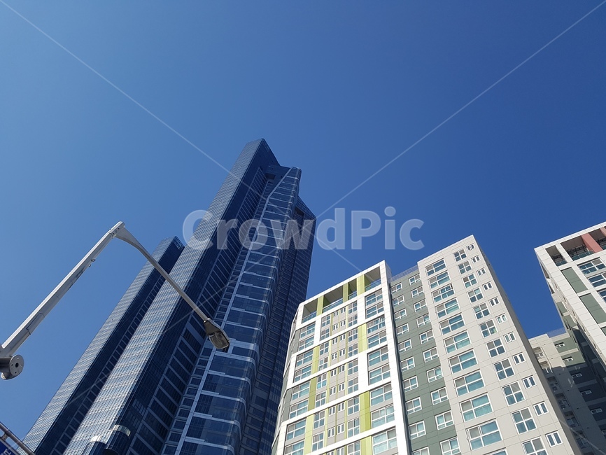 도시,가로등,하늘,빌딩,아파트,고층빌딩,높은,오전,오후,햇빛,도시,풍경,city,landscape,건축물,건물외관,exterior,building,structure,architecture,construction,건물,office building,사무실 건물,high rise,고층 건물,town,urban,어반,시티